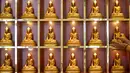 Di berbagai kota seperti Jakarta, perayaan Tahun Baru Imlek direncanakan akan berlangsung di Bundaran Hotel Indonesia dengan tema "Harmoni Imlek Nusantara". Tampak dalam foto, seorang pria menata patung Buddha sebagai persiapan perayaan Tahun Baru Imlek 2577 Kongzili di Vihara Buddhayana, Surabaya, Jawa Timur pada Senin 9 Februari 2026. (JUNI KRISWANTO/AFP)
