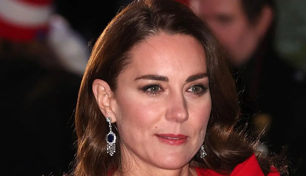 Tampil bold dengan efek pita pada dress juga akan memberikan kesan penuh aksi. Selaraskan dengan aksesori minimalis, agar gaya terlihat tetap seimbang. (Instagram/ Kate Middleton Style)