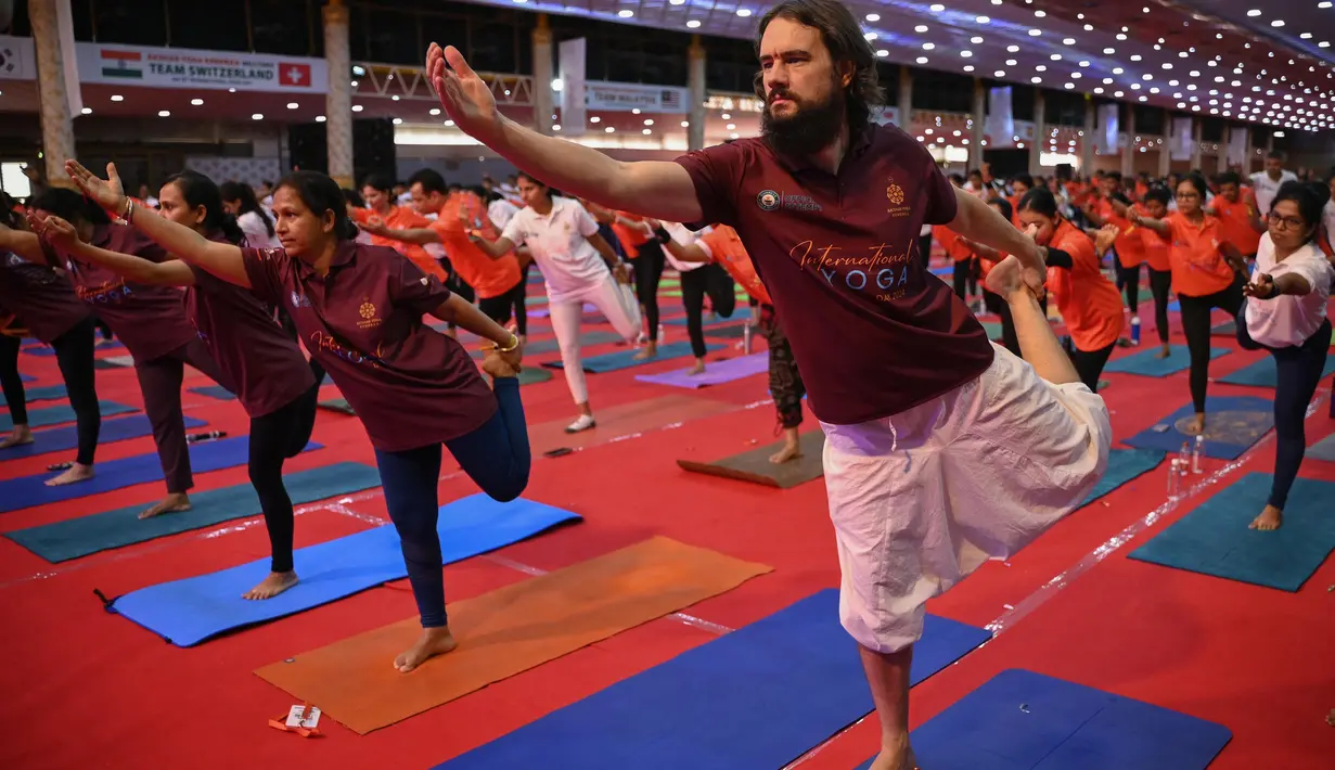 Yoga merupakan praktik fisik, mental, dan spiritual kuno yang berasal dari India. (Idrees MOHAMMED/AFP)