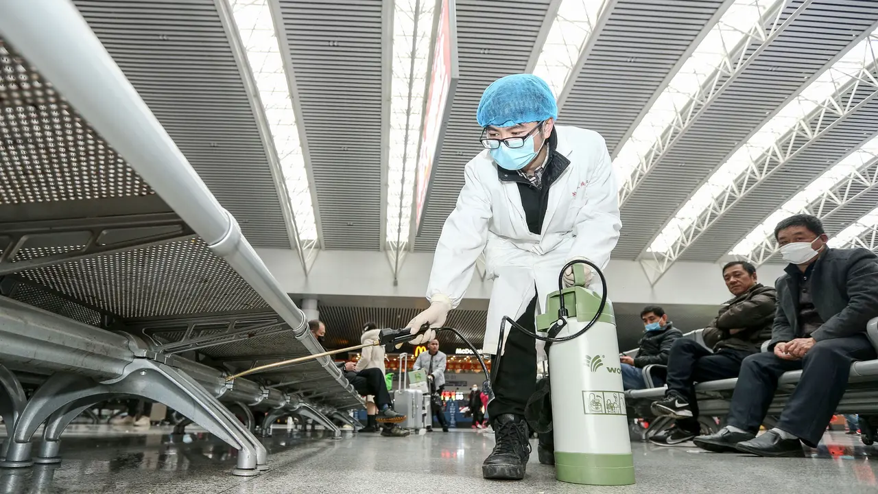 Cegah Penyebaran Virus Corona, Stasiun Kereta di China Disemprot Cairan Disinfektan