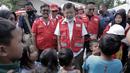 Ketua Umum Palang Merah Indonesia (PMI) Jusuf Kalla (tengah) menyapa anak-anak saat meninjau korban gempa di Kabupaten Cianjur, Jawa Barat, Rabu (23/11/2022). Jusuf Kalla memastikan PMI bakal mengerahkan berbagai upaya untuk memenuhi kebutuhan mendesak yang diperlukan masyarakat seperti sanitasi dan kesehatan, distribusi air, dukungan psikososial, evakuasi, serta layanan pusat data dan informasi. (Ade Danhur/Staff JK)