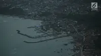 Pemandangan dari udara wilayah Kota Lampung usai diterjang tsunami, Selasa (25/12). Lampung Selatan menjadi salah satu daerah terdampak Tsunami. (Liputan6.com/Zulfikar Abubakar)
