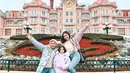 Tengah liburan di Eropa, Gading Marten dan Gisella Anastasia tak ketinggalan ajang Gempi ke Disneyland Paris. Bahkan dalam momen tersebut, pasangan yang telah bercerai pada tahun 2019 lalu ini remake foto 7 tahun lalu saat usia Gempi masih beberapa bulan. Lewat Instagramnya, pasangan yang tetap rukun meski sudah berpisah ini bagikan sederet momen nikmati main wahana di Disneyland Paris bareng Gempi. (Liputan6.com/IG/@gadiiing)