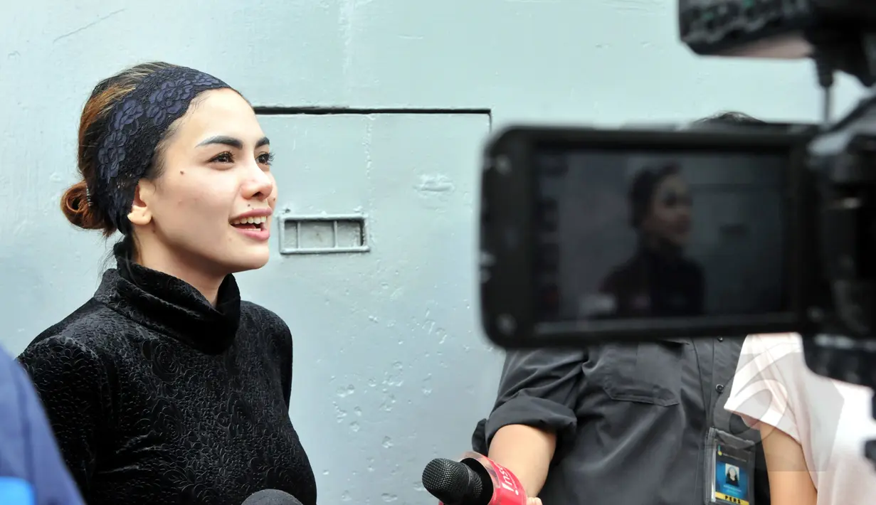 Nikita Mirzani saat menjawab pertanyaan sejumlah wartawan seusai bebas dari Rumah Tahanan Wanita Pondok Bambu, Jakarta, Senin (30/3/2015). (Liputan6.com/Panji Diksana)