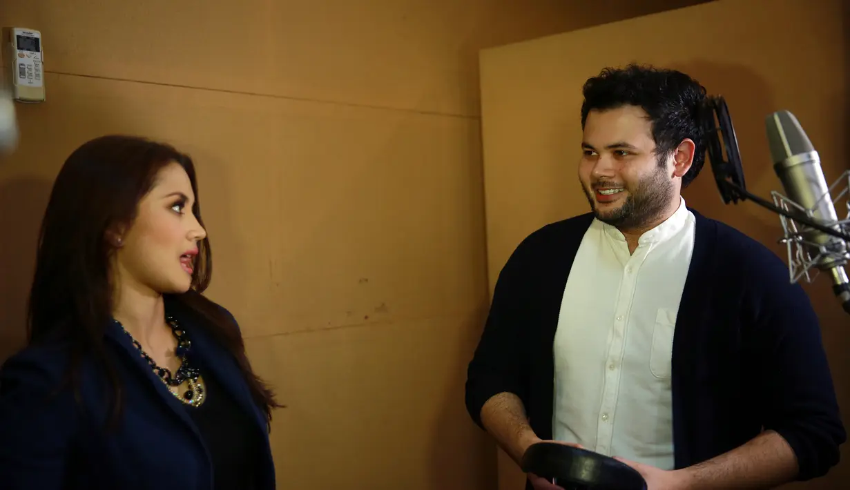 "Kenapa sama Ridho, kami tidak memilih, kami dijodohkan dari produksi film ini. Ini pertama kali duet dengan penyanyi laki solo. Pertama juga isi soundtrack film. Saya sangat senang bisa berduet dengan Ridho Rhoma," ujar Fazura. (Deki Prayoga/Bintang.com)