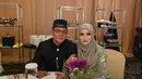 Inneke Koesherawati hadir ke pernikahan Dea Sahirah bersama sang suami. Menikah tahun 2004, Inneke dan Fahmi Darmawansyah tak kalah romantis dari kedua mempelai. Bahagia keponakannya menikah, Inneke unggah foto hadiri pernikahan Dea di Instagramnya. Inneke cantik pakai kebaya, sementara sang suami pakai beskap, pasangan ini tampil selaras di pernikahan Dea Sahirah. (Liputan6.com/IG/@inekekoes)