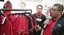 Sekjen DPP PDIP Hasto Kristiyanto saat meresmikan official store atribut PDI Perjuangan di Jakarta, Senin (21/1). Peluncuran ini merupakan penegas bahwa PDIP memiliki keberpihakan penuh terhadap kreativitas anak negeri. (Liputan6.com/Faizal Fanani)