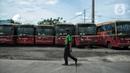 Nilai 417 bus yang berada di beberapa titik atau pool seperti Terminal Pulo Gebang, Pulo Gadung, dan Pinang Ranti akan dilelang seharga Rp21,3 miliar.  (merdeka.com/Iqbal S. Nugroho)