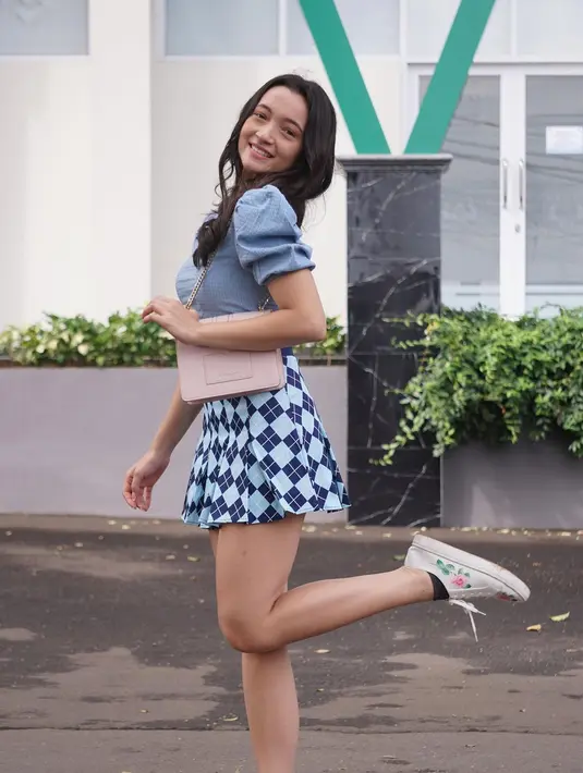 Mengenakan rok mini bermotif, Megan Domani tampil manis dengan atasan balloon sleeve dan sneakers [@megandomani1410]