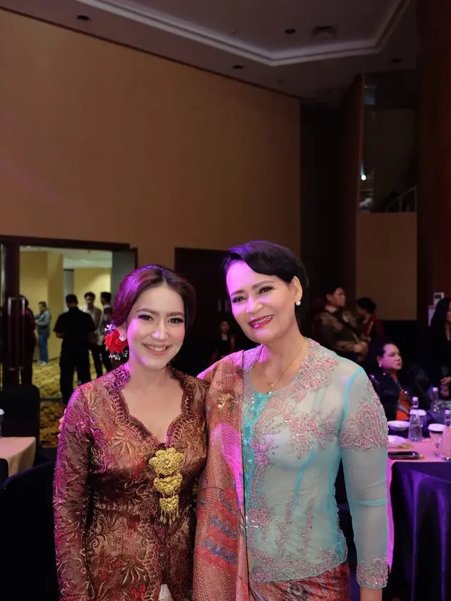 6 Detail Penampilan Risma Nilawati di RA Kartini Award, Kebaya Modern Memukau