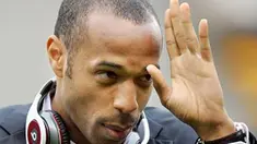 Isyarat kapten Prancis Thierry Henry sebelum laga persahabatan jelang PD 2010 melawan Kosta Rika di Bollaert Stadium, Lens, 26 Mei 2010 on May 26, 2010. AFP PHOTO / FRANCK FIFE