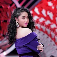 Dewi Perssik tampak menawan dalam balutan setelan busana warna ungu yang memperlihatkan pundaknya yang seksi. Model rambutnya dibuat bergelombang seperti karakter putri Disney kenamaan. Warna lipstik Depe juga tampak cetar dengan aksen warna pink cerah nan menyala. (Liputan6.com/IG/@dewiperssikreal)