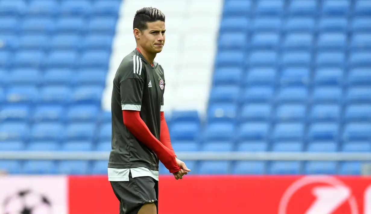 Gelandang Bayern Munchen, James Rodriguez mengikuti latihan di Stadion Santiago Bernabeu di Madrid (30/4). Pada leg pertama Munchen takluk atas Madrid 2-1 di Allianz Arena, Jerman.  (AFP Photo/Christof Stache)