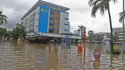Banjir merendam halaman Kantor Direktorat Jenderal Bea dan Cukai di Jakarta, Selasa (25/2/2020). Hujan yang mengguyur Jakarta sejak dini hari tadi membuat halaman Kantor Direktorat Jenderal Bea dan Cukai terendam banjir. (Liputan6.com/Herman Zakharia)