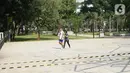 Warga beraktivitas di sekitar Taman Lapangan Banteng, Jakarta Pusat, Sabtu (13/6/2020). Mulai hari ini, Taman Lapangan Banteng kembali dibuka untuk umum namun jumlah pengunjung tetap dibatasi sebanyak 200 orang setiap pagi dan sore hari. (Liputan6.com/Immanuel Antonius)