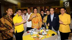 Ketua Umum Partai Golkar Airlangga Hartarto (tengah) bersama sejumlah musisi dalam diskusi panel di Kantor DPP Partai Golkar, Jakarta, Kamis (22/2). Acara ini bertajuk "Eksistensi LMK dan LMN dalam Industri Musik Indonesia". (Liputan6.com/JohanTallo)