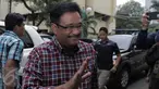  Calon wakil Gubernur DKI Jakarta Djarot Saiful Hidayat menyapa awak media saat tiba di Reskrimum Polda Metro Jaya, Jakarta, Senin (21/11). Djarot diperiksa sebagai saksi atas kasus penolakan kampanye di Kembangan Utara. (Liputan6.com/Gempur M Surya)
