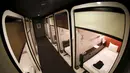 Deretan kamar kelas bisnis terlihat di First Hotel Cabin, Tokyo, Jepang (30/7/2015). Layanan kelas bisnis di Hotel First Cabin menawarkan interior yang unik dan nyaman. (Reuters/Toru Hanai)