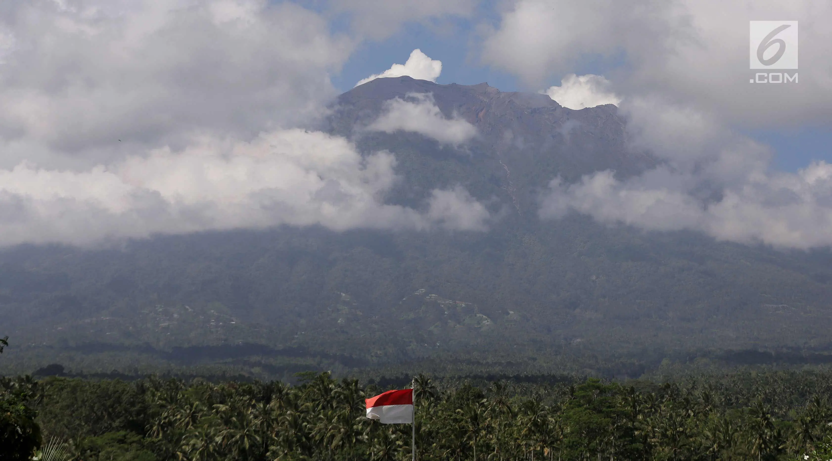 Asap mengepul dari kawah Gunung Agung yang berstatus awas terlihat dari Desa Rendang, Karangasem, Bali, Jumat (29/9). Semenjak Gunung Agung dinyatakan status awas hingga hari ini pos tersebut selalu ramai didatangi warga. (Liputan6.com/Gempur M Surya)