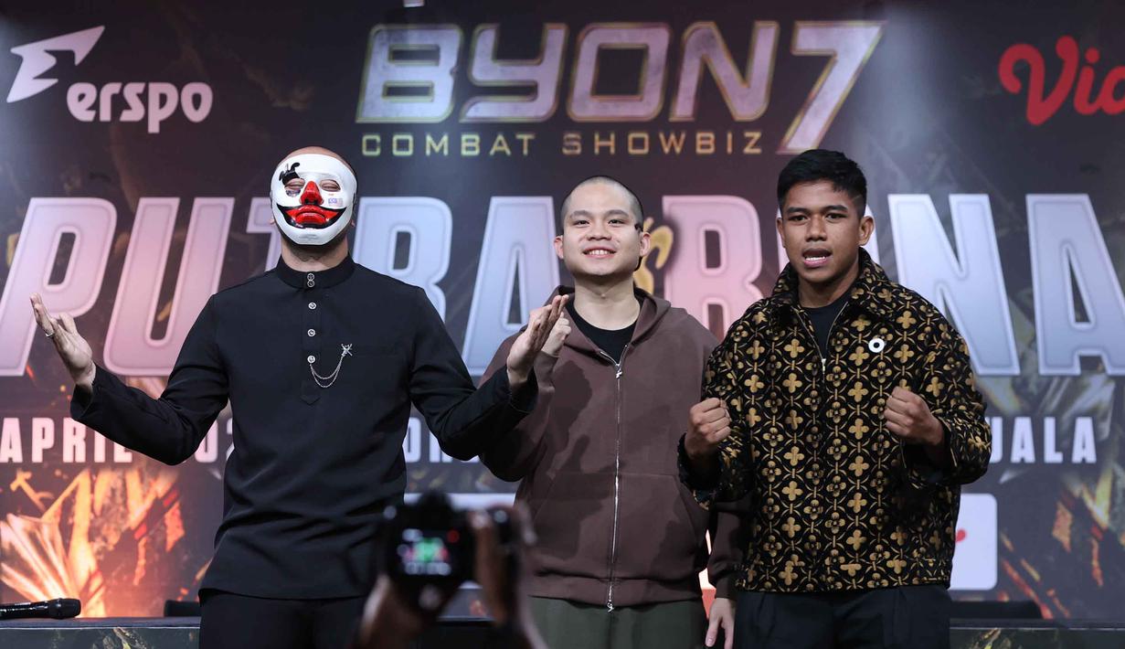Presiden Byon, Yoshua Marcellos Muliardo (tengah) bersama Nidal Mahmoud (kiri) dan  Adam Maulana, petarung yang akan bertanding di Byon Combat Showbiz Vol.7, saat Press Conference Pertama Byon Combat Showbiz Vol.7 di SCTV Tower, Jakarta, Kamis (12/3/2026). (Bola.com/M Iqbal Ichsan)