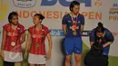 Ganda putri Tiongkok, Tang JH/Tian Qmendapatkan medali usai mengalahkan pasangan Greysia/Nitya asal Indonesia di BCA Indonesia Open Superseries Premier 2015, Jakarta, Minggu (7/6/2015). Tang JH/Tian Q menang 21-11, 21-10. (Liputan6.com/Andrian M Tunay)