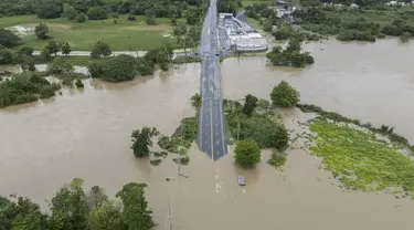 Sungai La Plata membanjiri jalan setelah Badai Tropis Ernesto melewati Toa Baja, Puerto Rico, Rabu (14/8/2024). (AP Photo/Alejandro Granadillo)