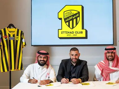 Pesepakbola Prancis Karim Benzema secara resmi bergabung dengan klub Arab Saudi Al Ittihad. Juara Liga Arab Saudi itu telah mengonfirmasi penandatanganan Karim Benzema dengan kontrak tiga tahun hingga 2026. (Photo by jorge ferrari / Saudi Pro League / AFP)