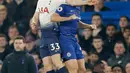 Duel udara pemain Tottenham Hotspur, Ben Davies dengan bek Chelsea, Cesar Azpilicueta dalam lanjutan ajang Liga Inggris di Stamford Bridge, Rabu (26/2). Tampil sebagai tuan rumah, Chelsea mengalahkan Tottenham Hotspur dengan skor 2-0. (AP/Tim Ireland)