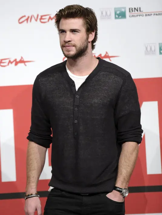 postingan pertama Liam adalah foto yang memperlihatkan dirinya bersama seorang ‘perempuan paling cantik di dunia.’ Dia adalah Miss. Piggy. (Bintang/EPA)