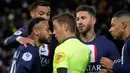 <p>Pemain Paris Saint-Germain (PSG) Neymar (depan kiri) berdiskusi dengan wasit Clement Turpin usai mendapat kartu merah saat melawan Strasbourg pada pertandingan sepak bola Liga Prancis di Parc des Princes, Paris, Prancis, 28 Desember 2022. PSG mengalahkan Strasbourg dengan skor 2-1. (AP Photo/Thibault Camus)</p>