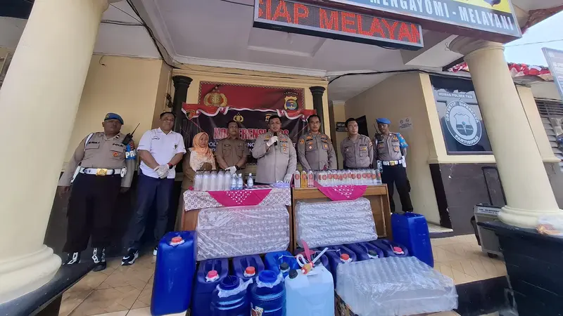 Barang bukti ratusan botol arak Bali ilegal siap jual disita polisi di Bandar Lampung. Foto : (Liputan6.com/Ardi).