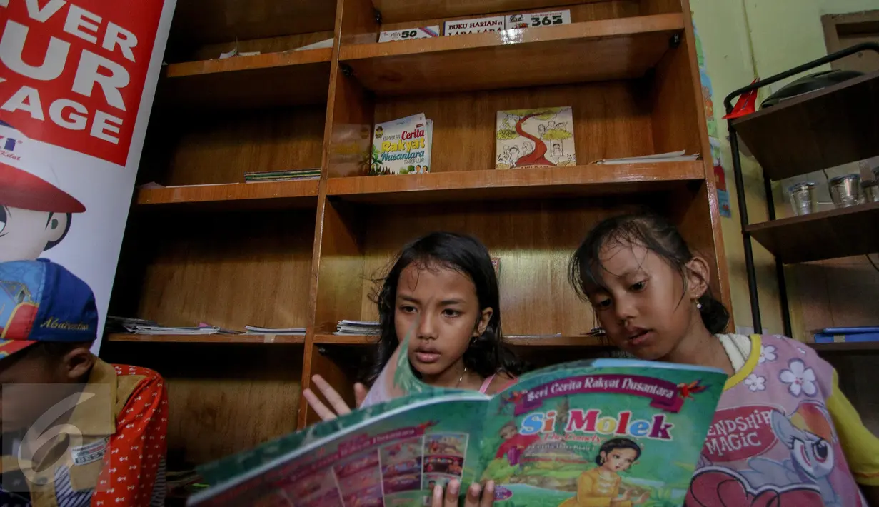 Antusias anak-anak membaca buku di Yayasan 1001 Buku, Jakarta, Senin (8/5). Memperingati Hari Pendidikan Nasional pada 2 Mei, TIKI mendonasikan dana untuk Yayasan 1001 Buku yang mempunyai jaringan hingga ke pelosok negeri. (Liputan6.com/Faizal Fanani)