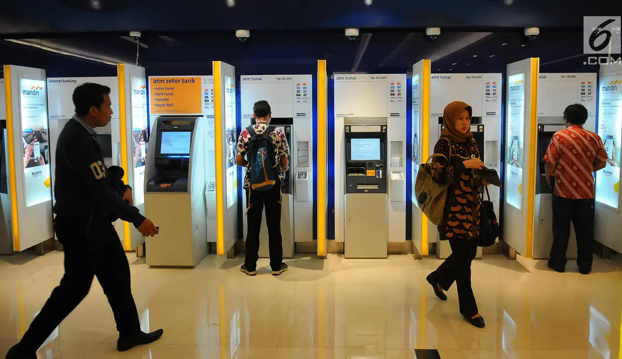 Nasabah melakukan transaksi di ATM Mandiri, Jakarta, Senin (29/4/2019). Direktur Manajemen Risiko Bank Mandiri Ahmad Siddik Badruddin menyebutkan kenaikan laba bersih pada Kuartal I 2019 didorong kenaikan pendapatan bunga sebesar 15,05 persen YoY menjadi Rp 22,0 triliun. (Liputan6.com/Angga Yuniar)