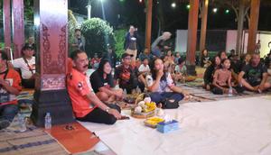 Ketua DPC PDIP Solo, FX Hadi Rudyatmo sedang mennonton debat cawapres bersama kader dan warga di Joglo Pucangsawit, Solo, Jumat malam (22/12). (Liputan6.com/Fajar Abrori).