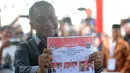 Calon wakil gubernur Jakarta nomor urut 2, Dharma Pongrekun menunjukkan surat suara Pemilihan Gubernur DKI Jakarta pada Pemilihan Kepala Daerah (Pilkada) Serentak 2024 di Jakarta, Rabu (27/11/2024). (merdeka.com/Arie Basuki)