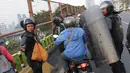 Personel Brimob mengatur arus lalu lintas yang tersendat akibat sejumlah pengendara dan warga berhenti menyaksikan aksi unjuk rasa yang dilakukan mahasiswa dari berbagai perguruan tinggi di sekitar Jembatan Layang Gerbang Pemuda, Jakarta, Selasa (1/10/2019). (Liputan6.com/Helmi Fithriansyah)