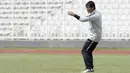 Pelatih Timnas Indonesia U-22, Indra Sjafri, memberikan arahan kepada pemainnya saat latihan di Stadion Madya Senayan, Jakarta, Selasa (29/1). Latihan ini merupakan persiapan jelang Piala AFF U-22. (Bola.com/Yoppy Renato)