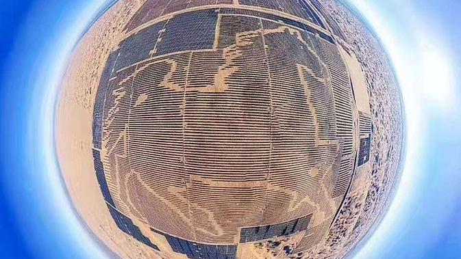 Pambangkit listrik tenaga surya di Kubuqi, Mongolia Dalam, Tiongkok (Sumber: daliymail)