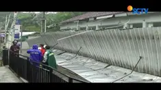 Hingga kini, atap kanopi yang ambruk diterjang angin kencang masih ramai dikerumuni warga. Pihak kepolisian juga tengah melakukan olah TKP.
