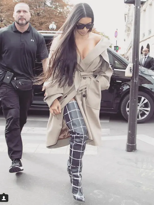 Dilaporkan Hollywoodlife.com, pada hari Minggu (31/10) Kim mengunggah foto di akun facebooknya. Ia juga tampak sedang menghadiri sebuah pesta Halloween bersama teman sejawatnya. (Instagram/kimkardashian)