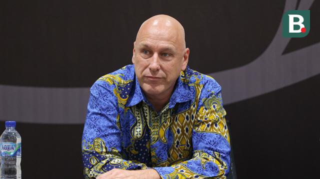 Direktur Teknik PSSI, Alexander Zwiers dalam konferensi pers di di GBK Arena, Jakarta Pusat, pada Kamis (20/11/2025). (Bola.com/Abdul Aziz)