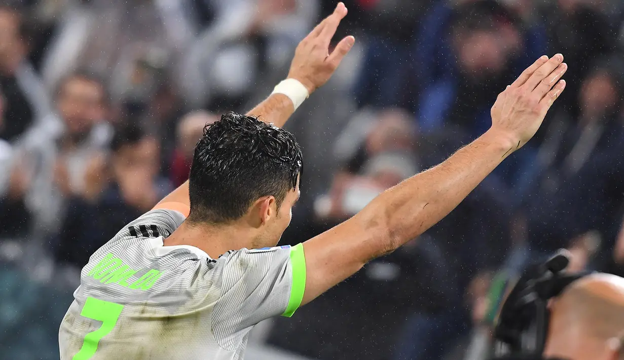 Penyerang Juventus, Cristiano Ronaldo menyapa suporter usai mencetak gol ke gawang Genoa lewat titik penalti pada pertandingan lanjutan Liga Serie A Italia di stadion Allianz, Turin (30/10/2019). Juventus menang tipis 2-1 atas Genoa. (Alessandro Di Marco / ANSA via AP)