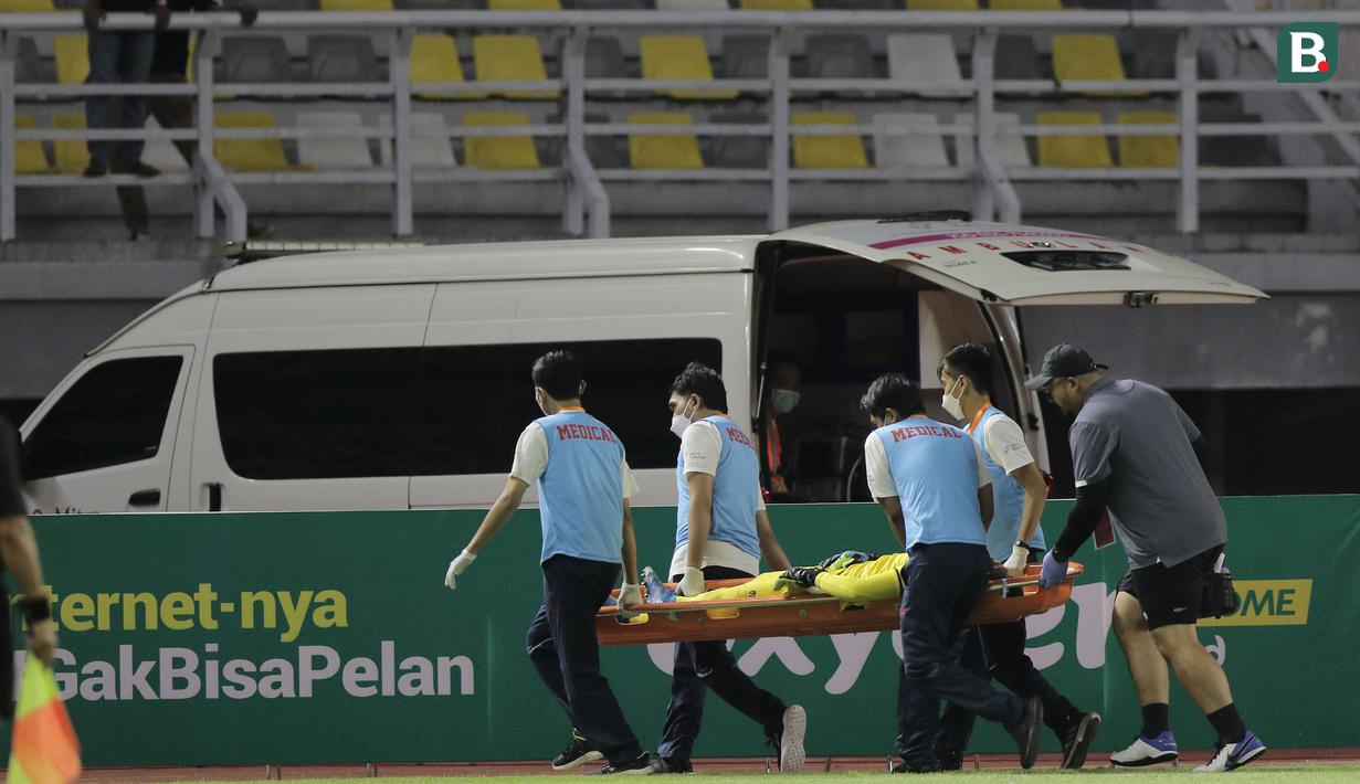 Kiper Timnas Indonesia U-20, Cahya Supriadi ditandu menuju ambulans usai mengalami cedera dalam pertandingan matchday kedua Kualifikasi Grup F Piala Asia U-20 2023 di Stadion Gelora Bung Tomo, Surabaya, Jumat (16/9/2022). (Bola.com/Ikhwan Yanuar)