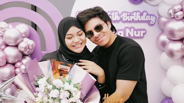 7 Potret Ulang Tahun Aurel Hermansyah, Atta Halilintar Beri Kue dari Uang