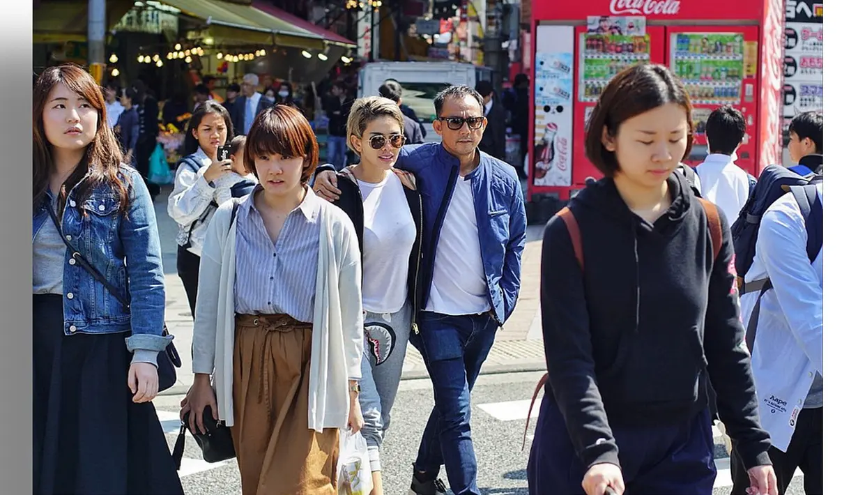Seperti diketahui, ibu dua anak itu telah menjalin hubungan serius dengan pengusaha Dipo Latief. Bahkan, pada puasa kali ini, ia akan menjalani bersama Dipo di Mekkah. (Instagram/nikitamirzanimawardi_17)