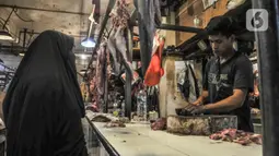 Pedagang daging sapi melayani pembeli di Pasar Senen, Jakarta, Kamis (17/3/2022). Harga daging sapi yang masih melambung tinggi pada kisaran Rp 130.000 - Rp 145.000 per kilogram menyebabkan penjualan menurun hingga 50 persen. (merdeka.com/Iqbal S. Nugroho)