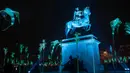 Patung Louis XIV di Bellecour Place diterangi cahaya lampu selama Festival of Lights (Fete des Lumieres) di kota Lyon, Prancis, Kamis (5/12/2019). Festival yang digelar sejak tahun 1852 ini berlangsung, bertepatan dengan musim liburan Natal. (ROMAIN LAFABREGUE / AFP)