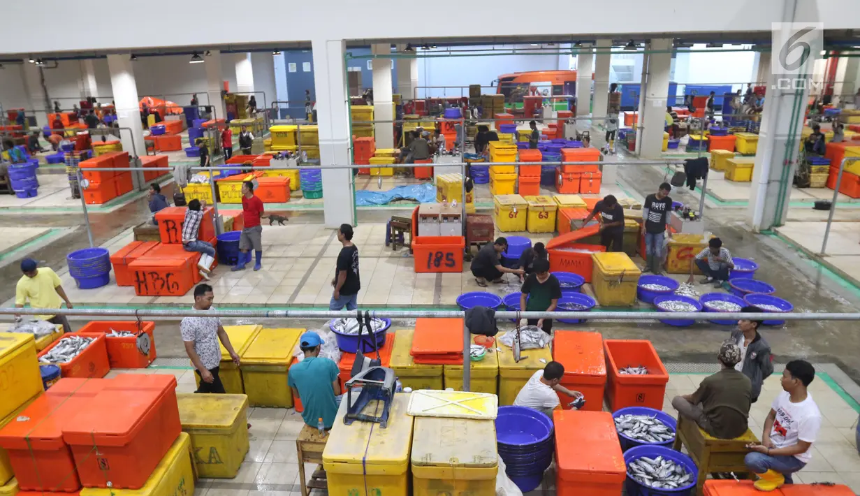 Suasana aktivitas pedagang ikan di Pelelangan ikan Muara Baru, Jakarta, Sabtu (6/7/2019). Berdasarkan data Kementerian Kelautan dan Perikanan, selama semester I-2019 nilai ekspor produk perikanan Indonesia mencapai Rp40 triliun. (Liputan6.com/Angga Yuniar)