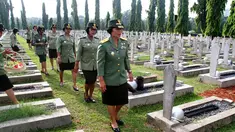 Sebanyak 400 Koprs Wanita Angkatan Darat (Kowad) melaksanakan ziarah di Taman Makam Pahlawan Nasional (TMPN) Kalibata Jakarta, Jumat (19/12/2014). (Dok.Puspen TNI)