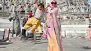 Ria Ricis dan Moana kini sedang berlibur ke Thailand, terlihat Ria mengenakan baju tradisional Thailand warna pink. Dan Moana dengan atasan bermotif dipadukan celana kuning. [@riaricis1795]